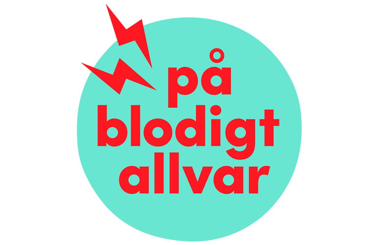 Image: Logo. "På blodigt allvar" in red text, on a teal circle with two red lightning bolts in the upper left corner. 