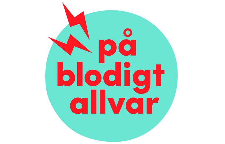 Image: Logo. "På blodigt allvar" in red text, on a teal circle with two red lightning bolts in the upper left corner. 